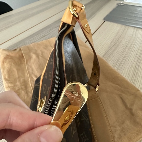 Louis Vuitton Monogram Shoulder Bag - Picture 3 of 9